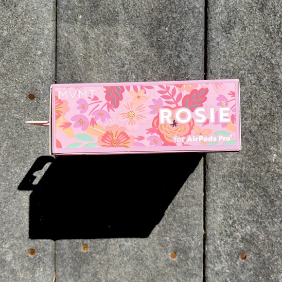 🌻 HOST PICK 🌻 🍑 MVMT Floral Peach & Pink AirPods Pro Case 🍑 - Picture 3 of 3